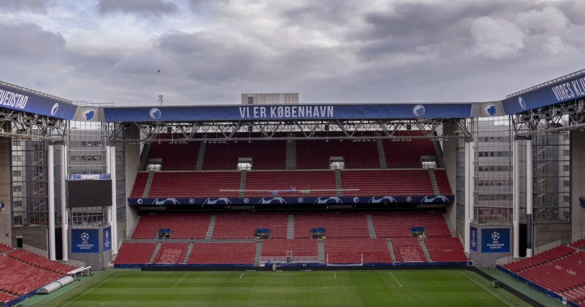 FCK vil købe sig ind i svensk klub Stemningstribunen i Parken skal renoveres. FCK-direktør Jacob Lauesen fortæller hvorfor og advarer fansene mod at fortsætte koordinerede hop.