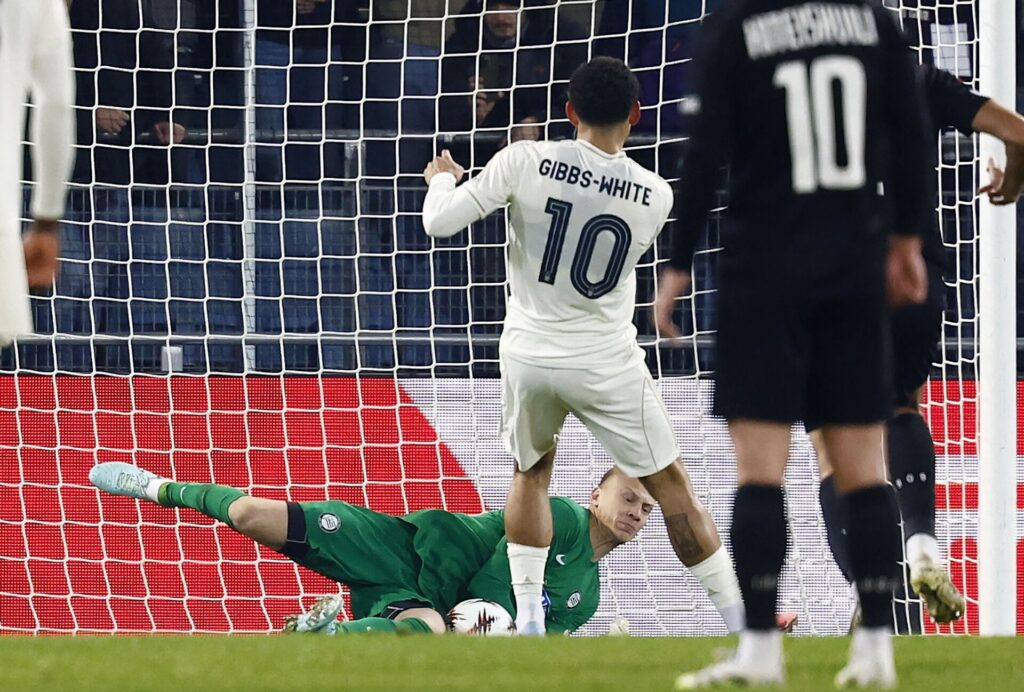 Oliver Christensen redder Morgan Gibbs-Whites straffespark