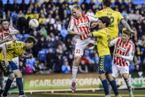 Kasper Pedersen header til bolden.