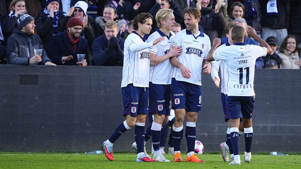 Patrick Mortensen og AGF-spillerne jubler over scoring mod FCK.