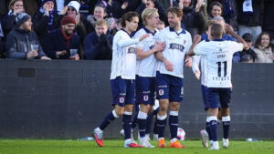 Patrick Mortensen og AGF-spillerne jubler over scoring mod FCK.