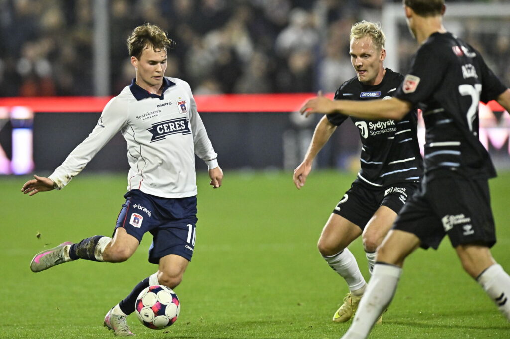 AGF's Kristian Arnstad med bolden i et opgør mod SØnderjyske