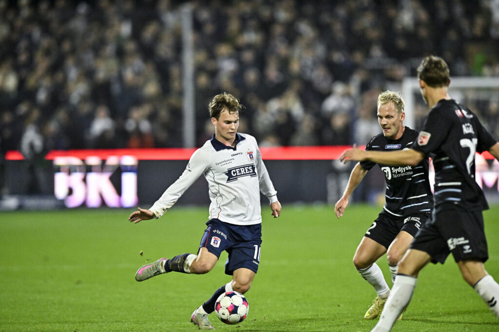 Kristian Arnstad på bolden for AGF.