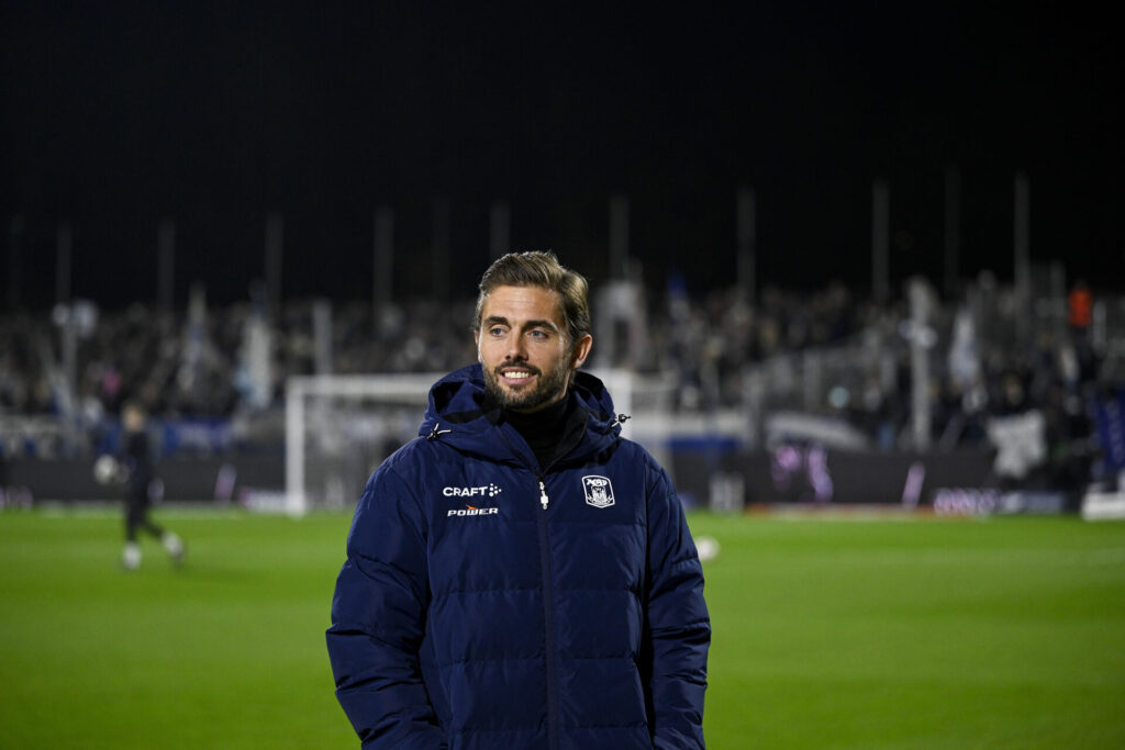 Jakob Poulsen på sidelinjen til en AGF-kamp