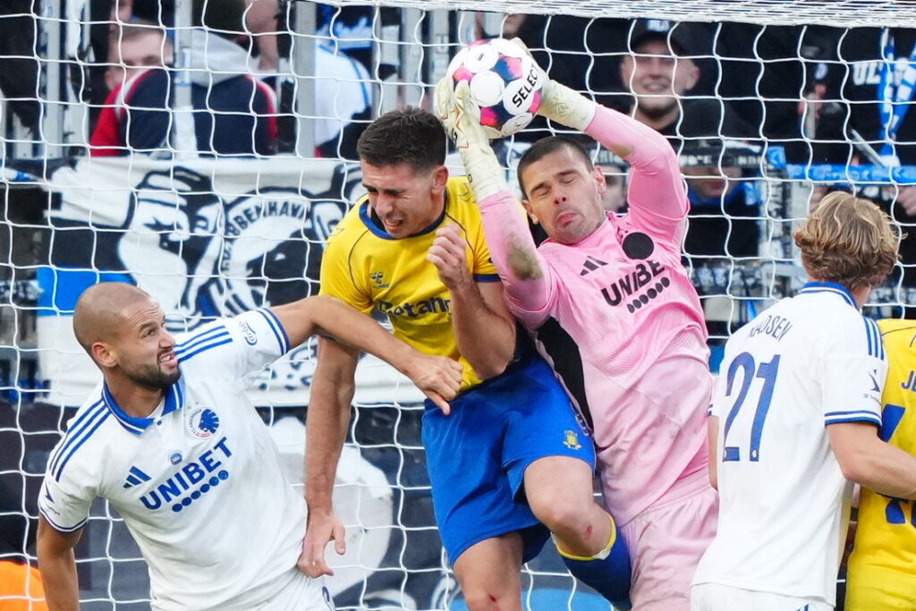 Luis Binks i nærduel med Kotarski i FCK-feltet. Superligakampen mellem FC København og Brøndby IF i Parken i København søndag den 23. november 2025