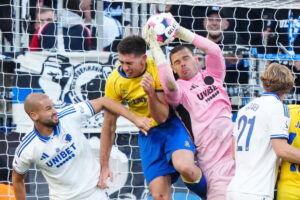 Luis Binks i nærduel med Kotarski i FCK-feltet. Superligakampen mellem FC København og Brøndby IF i Parken i København søndag den 23. november 2025