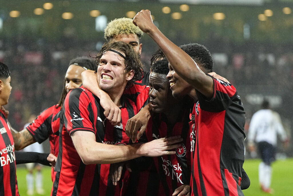 Mads Bech og holdkammeraterne jubler over en scoring.