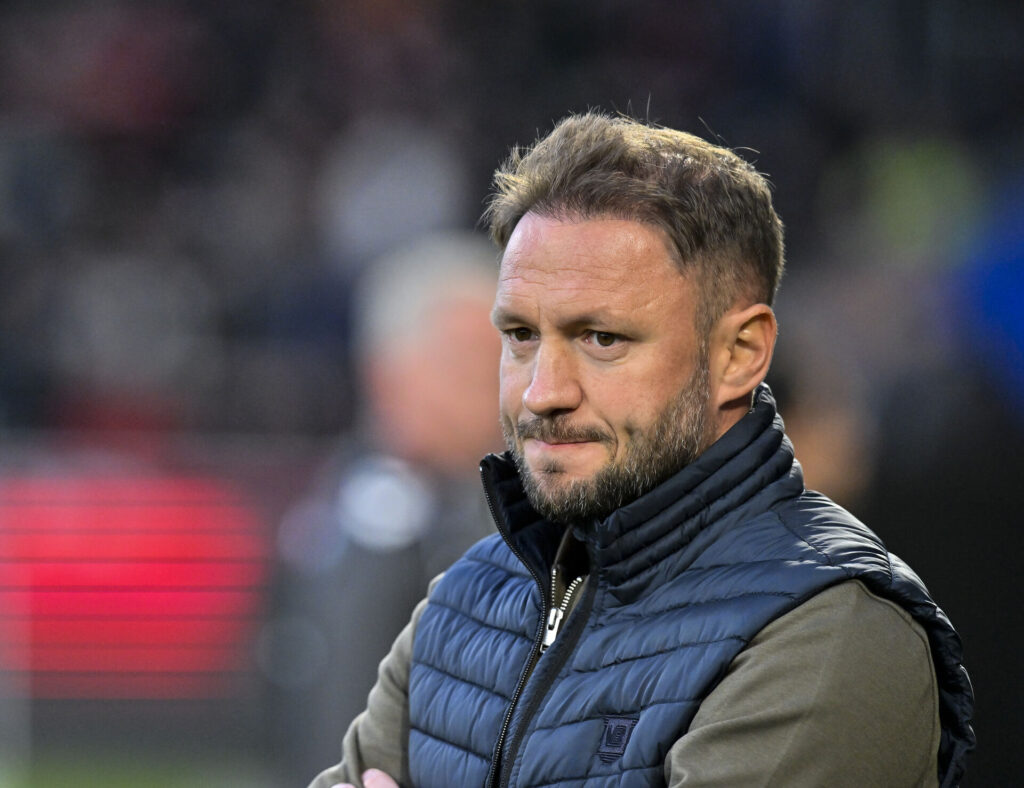 Ivan Prelec med korslagte arme under en kamp i spidsen for Vejle Boldkub