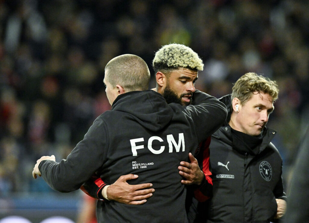 Philip Billing og Mike Tullberg i en krammer.