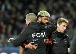 Philip Billing og Mike Tullberg i en krammer.