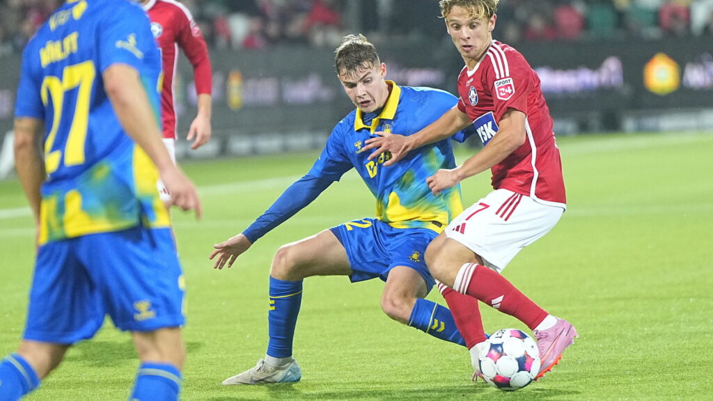 Mathias Jensen i duel med Villads Westh