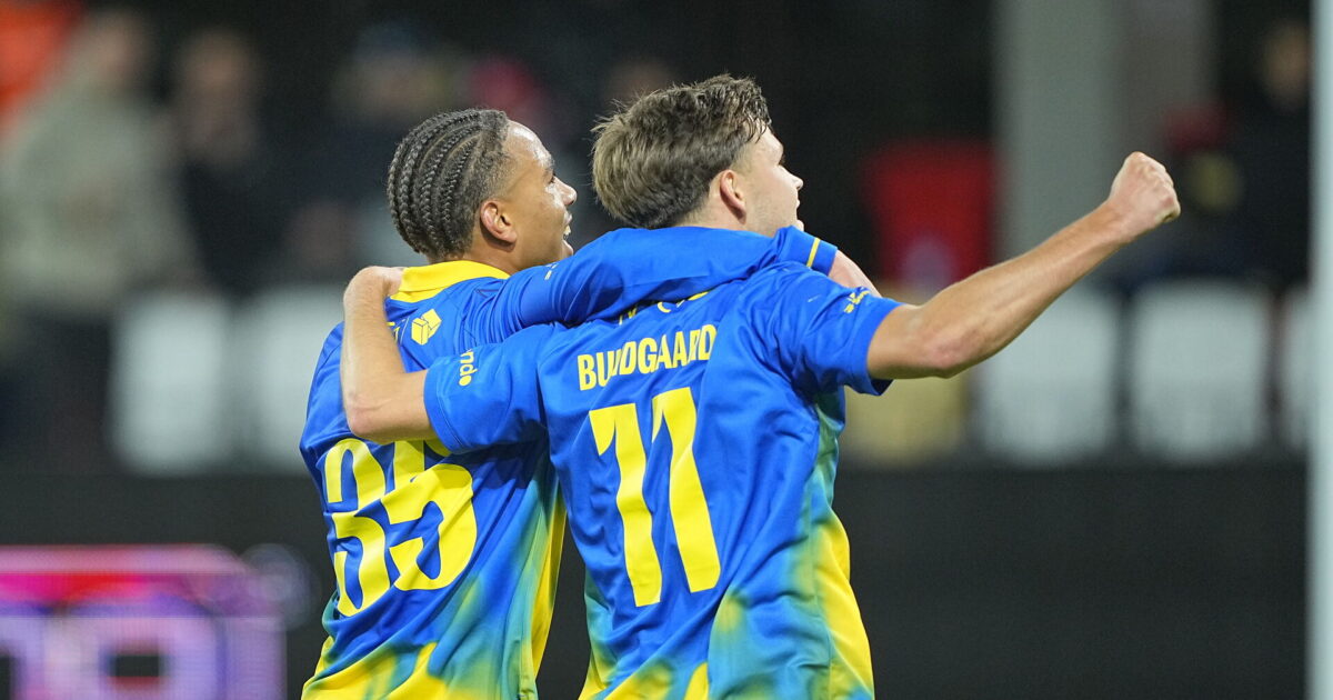 Fans i fælles stemningsboykot: Brøndby-spillerne lod støvlerne tale i Silkeborg Foto: Bo Amstrup / Ritzau Scanpix