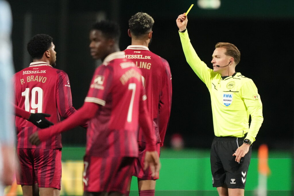 Mikkel Redder giver Philip Billing rødt kort.