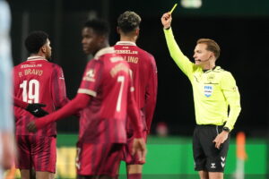 Mikkel Redder giver Philip Billing rødt kort.