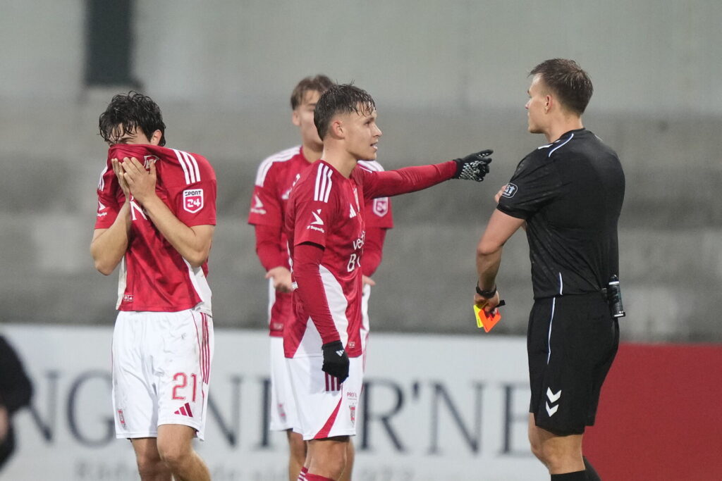 Dommeren viser Tabatadze ud.