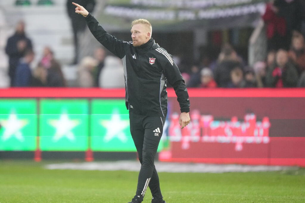 Steffen Kielstrup peger med fingeren