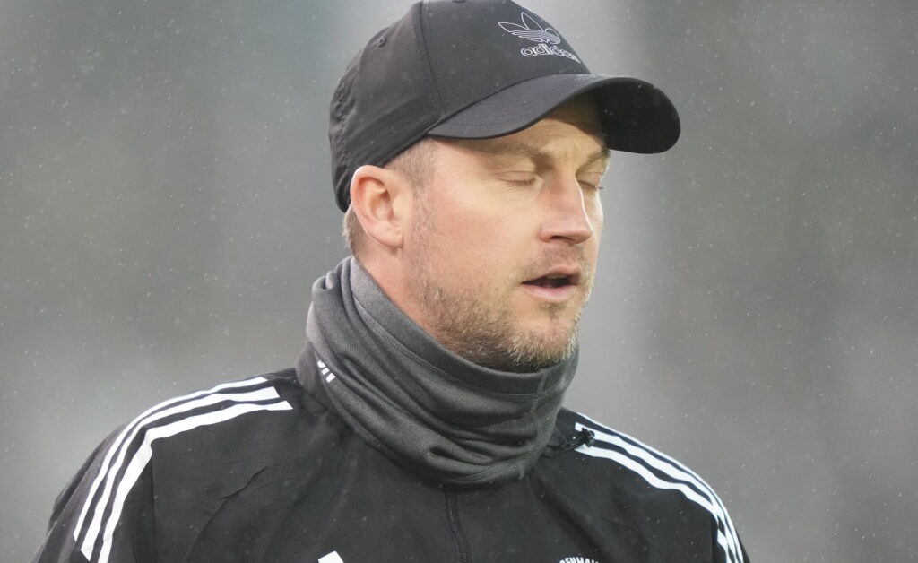 Neestrup med lukket øjne