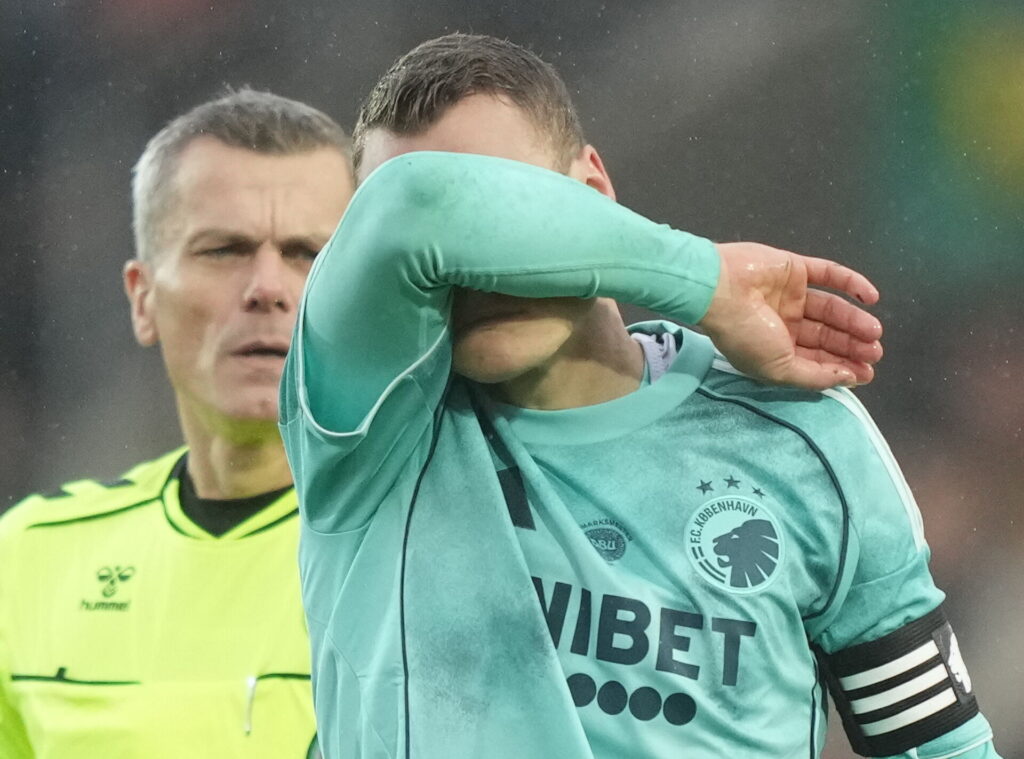 Claesson gemmer sit ansigt