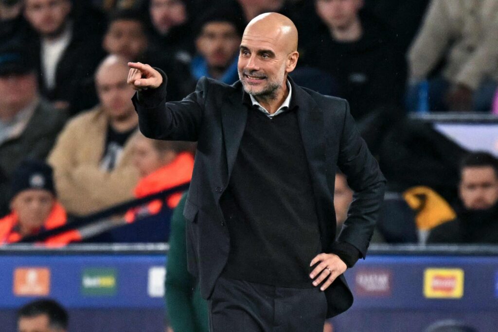Pep Guardiola peger ind mod banen.
