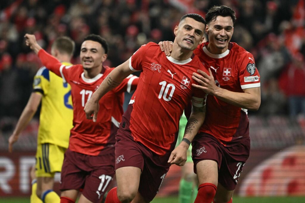 Granit Xhaka jubler sammen med sine schweiziske landsmænd.