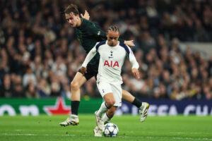 William Clem og Xavi Simon i Tottenham. Tottenham's Xavi Simons, front, duels for the ball with Copenhagen's William Clem during the Champions League opening phase soccer match between Tottenham and Copenhagen, in London, England, Tuesday, Nov. 4, 2025.