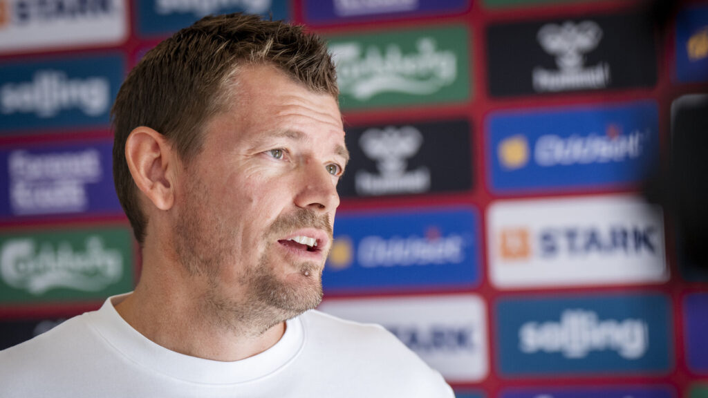 Lars Knudsen foran reklamer