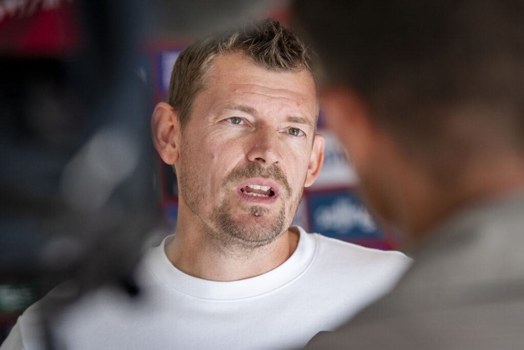 Lars Knudsen bliver interviewet under en landsholdssamling med U21