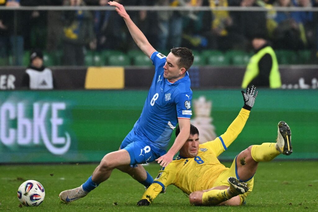 Ísak Bergmann Jóhannesson i kamp mod Ukraine.