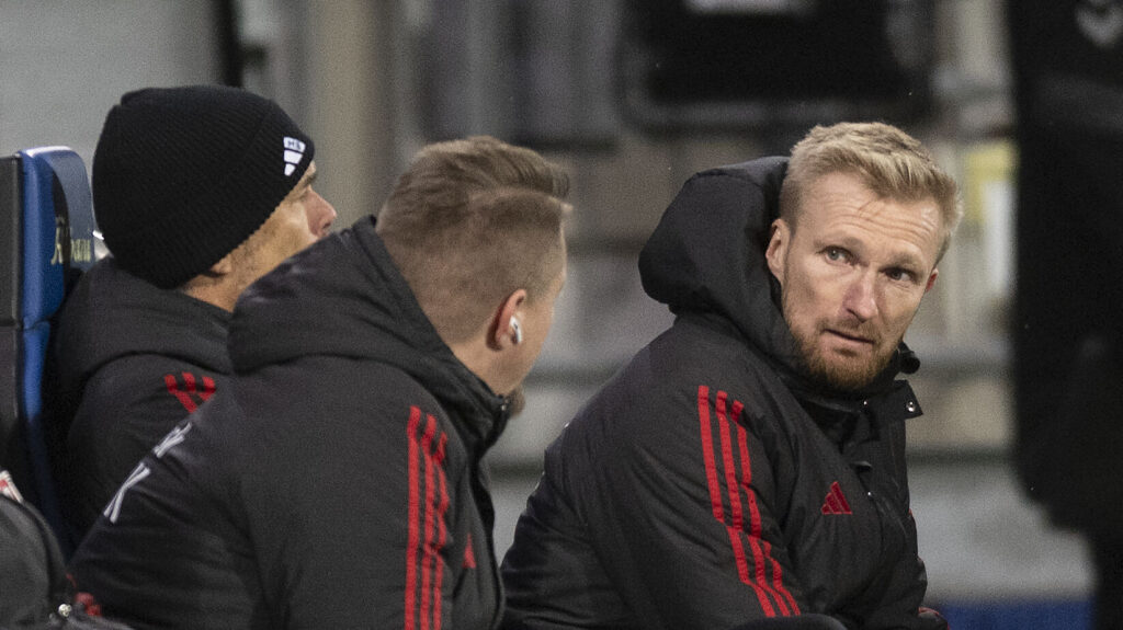 Steffen Kielstrup kigger mod sin egen højre side.