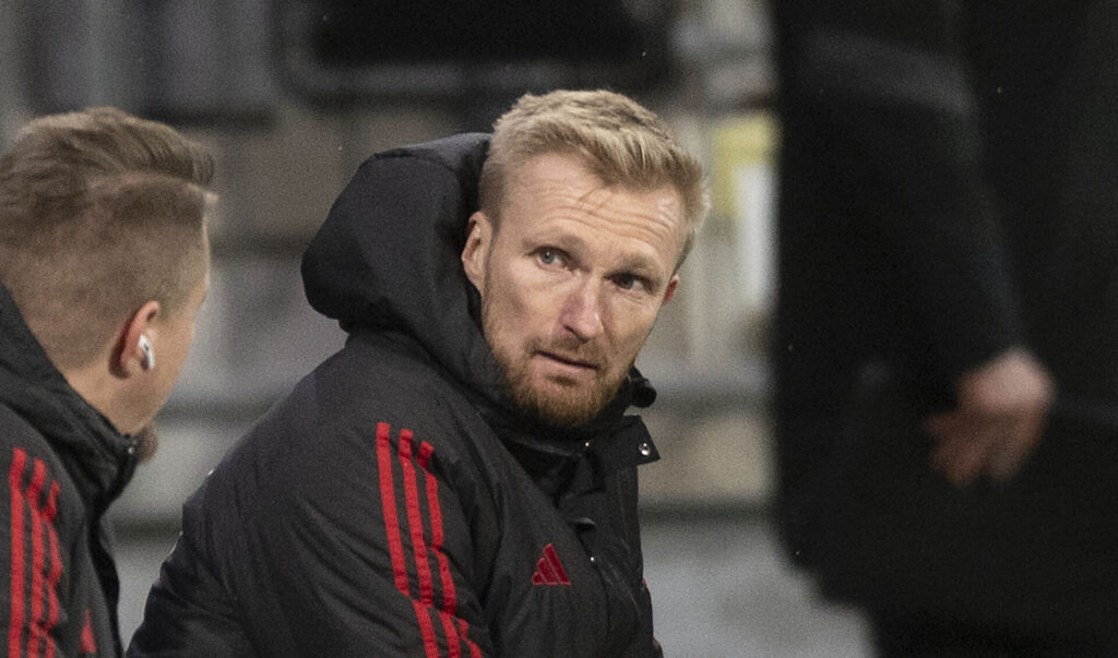 Kielstrup taler med sine assistenter