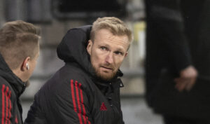 Kielstrup taler med sine assistenter