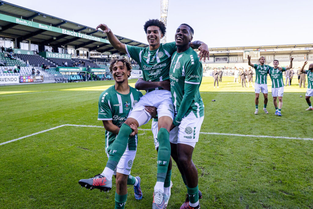 Viborg-spillere jubler efter scoring.
