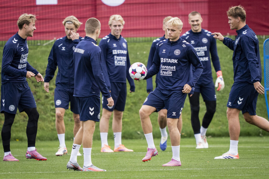 De danske spillere varmer op under et træningspas.