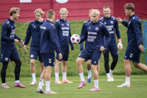 De danske spillere varmer op under et træningspas.