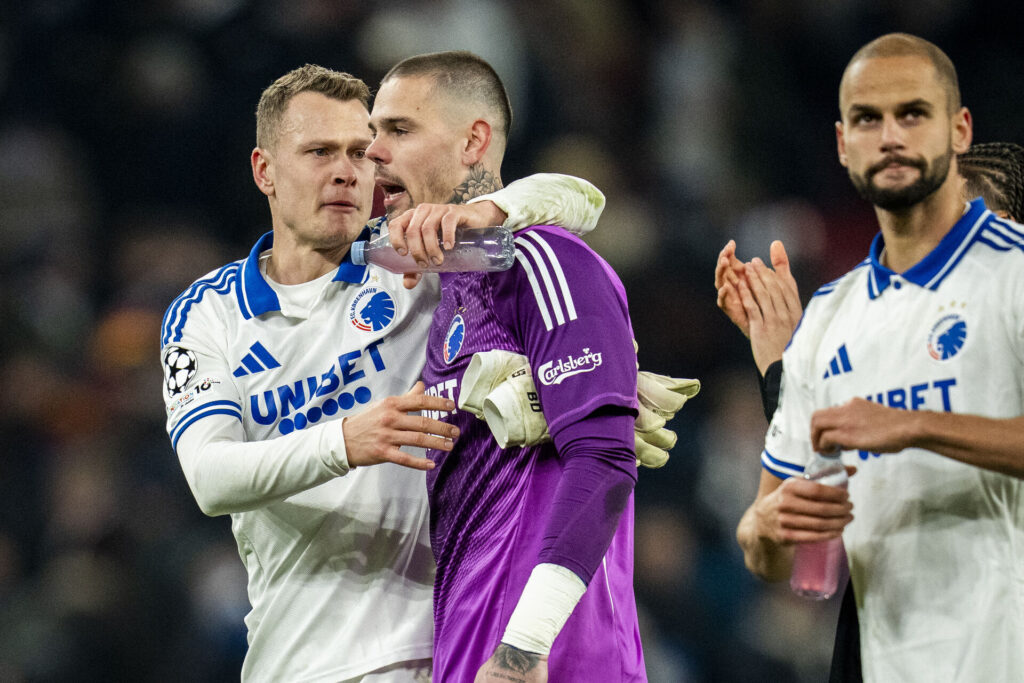 Viktor Claesson trøster Dominik Kotarski.