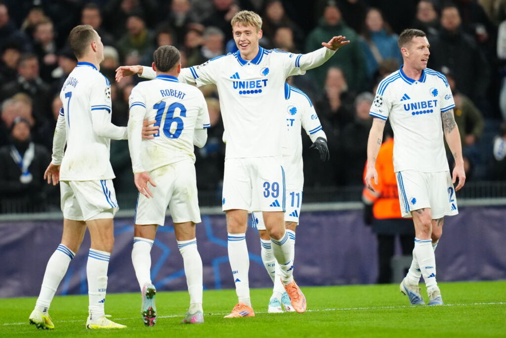 Viktor Dadason i aktion for FCK mod Kairat Almaty.