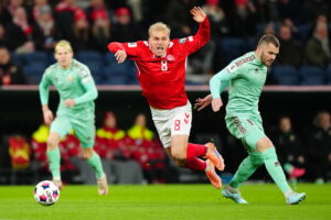 Gustav Isaksen i færd med at falde mod Belarus.