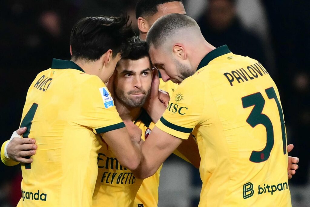 AC Milan-spilere krammer Christian Pulisic.