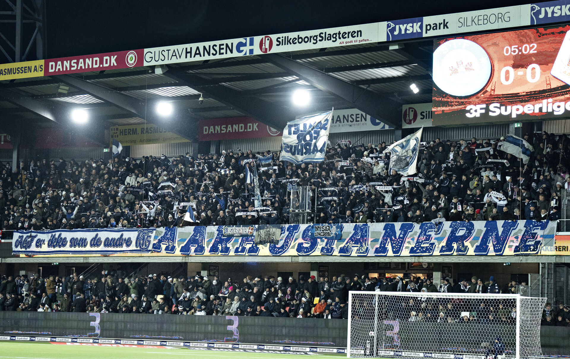 AGF får stor bøde for kast med ølkrus foto