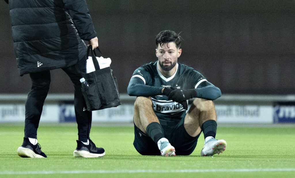 Kevin Yakob sidder på kunstgræsset i Silkeborg