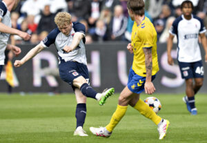 Tobias Mølgaard sparker til bolden