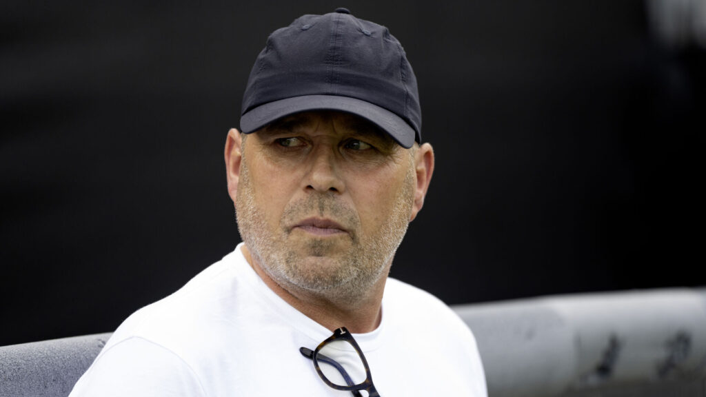 Carsten V. Jensen i hvid t-shirt