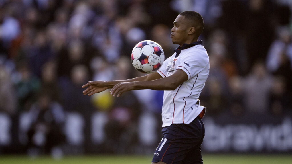 Gift Links tæmmer bolden med brystet