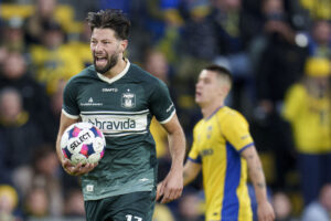 Kevin Yakob løber med bolden.