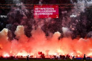 Ajax-fans fyrer pyro af.