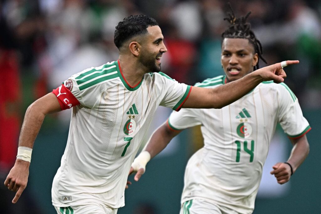 Riyad Mahrez jubler over et mål ved AFCON.