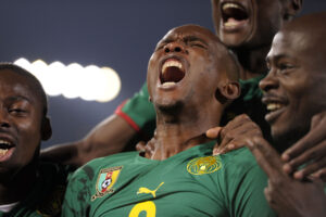 Samuel Eto'o fejrer et mål for Cameroun.