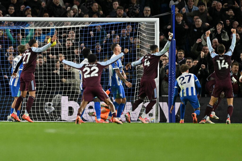 Aston Villa spillerne jubler