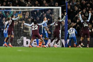 Aston Villa spillerne jubler