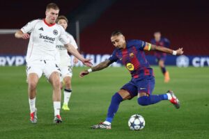 Raphinha vender med bolden foran Rasmus Nissen Kristensen.